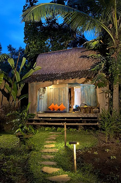 Есть 11 старых яванских свадебных домов, но один из них действительно привлек мое внимание. Дом Удана также известен под названием Shrimp House, потому что он расположен где-то над прудом из креветок. Представьте себе, что вы ходите по воде. Вы получите точно такое же чувство, когда вы войдете на закаленный стеклянный пол в спальне. С частным уютным крыльцом и частично открытым душем невозможно провести здесь летние каникулы, не наслаждаясь сокровищами природы. Не говоря уже о расслабляющем эффекте, который дают креветки, которые будут плавать под вашими ногами.