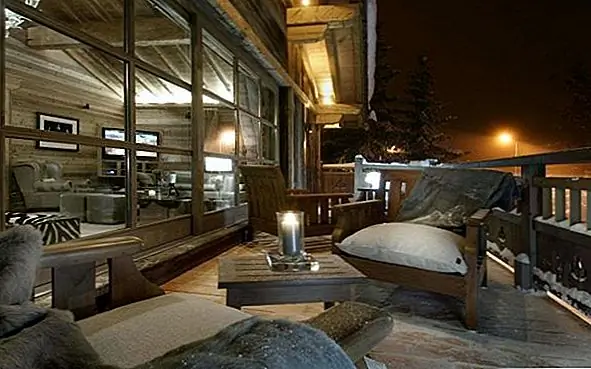 Он имеет двухэтажный потолок и камин в центре. Из гостиной открывается великолепный вид. Интерьер интерьера - это сочетание традиционных и роскошных элементов. Гости могут расслабиться и повеселиться, исследовать окрестности, а затем вернуться и отдохнуть в помещении или насладиться крытым бассейном.