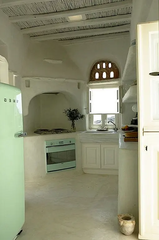 Дом предлагает 250 квадратных метров жилой площади, и они распределены на трех уровнях в одном из томов и два в другом. Интерьеры обеих структур просты, воздушны и очень свежие. Почти все встроено, и только абсолютно необходимые предметы мебели свободны и мобильны. Атмосфера внутри типична для загородного дома. Когда вы входите, вы мгновенно чувствуете свободу и освобождаетесь от всего. Внутренний декор - это сочетание классических и античных элементов, а аксессуары и украшения особенно привлекательны. Это очень вкусный дом.