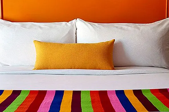 Saguaro Hotel - это трехэтажное здание с простым дизайном и 249 номерами, но оно выглядит как радуга посреди пустынного региона. Его внешние стены окрашены в свежие нюансы фиолетового, зеленого, желтого или синего цветов, и все его комнаты - это взрыв цвета и энергии. Некоторые белые стены или другие белые предметы контрастируют с сильными и яркими цветами, такими как оранжевые, розовые, зеленые или желтые, используемые для вещей, таких как постельные принадлежности, шторы или современные предметы мебели. Использование всех этих сильных нюансов отражает отражение одного и того же сильного и динамичного духа Юго-Запада и может вдохновить вас на то же настроение, как только вы войдете в этот отель.