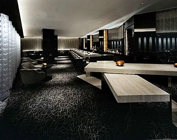 Это очень шикарное место с уникальным дизайном. Интерьер является современным и гламурным, и он выглядит очень динамичным из-за всех моделей. Это кажется очень организованным, что является большим преимуществом. Никто не любит многолюдное место. Мне нравится атмосфера. Это выглядит неясным, но на самом деле это очень привлекательно и уютно. В нем много материалов, но все они, похоже, хорошо ладят. Это сложное место. Очевидно, главная цель - предоставить гостям идеальное место, чтобы немного повеселиться и почувствовать себя хорошо. У него нет роскошного вида, который часто встречается в барах. Он имеет элегантный и тихий вид, но он может быстро превратиться в забавное место. {Curiosity}