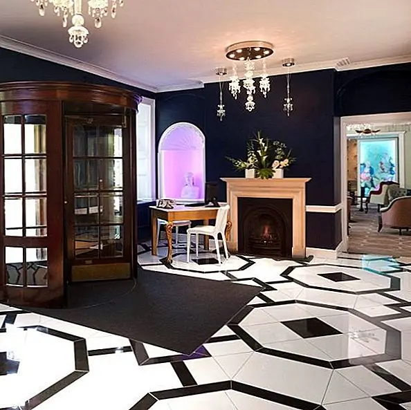 За эти годы отель Francis понес много изменений. Однако даже ему удалось сохранить свое первоначальное очарование и стиль, а также имя. Еще раз, отель собирается получить обновление. Здание восстанавливается. В нем будет 98 роскошных спален и красочных интерьеров, оформленных в стиле Regency в сочетании с современными элементами. Внутренний декор яркий и роскошный, и хотя он имеет эклектичный стиль, он кажется очень естественным сочетанием.