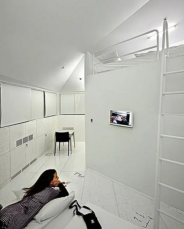 Что касается дизайна интерьера, это очень просто и футуристично. Несмотря на то, что он должен был быть минималистским и простым, результат - очень привлекательная структура. Это в основном из-за ярко-желтого цвета, используемого для общественных мест. Я обычно для современных улучшений и минималистских декоров, но в этом случае цвет не совсем то, что я имел в виду. Тем не менее, учитывая, что основная цель состояла в том, чтобы превратить это здание в современное и динамичное общежитие, результаты точно так же, как и ожидалось. {Found on arhcdaily}