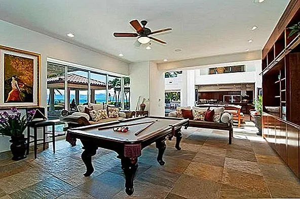 Белые стены контрастируют с массивным натуральным деревом современных или старинных предметов мебели, которые появляются повсюду, или красочные постельные принадлежности, используемые в каждой спальне. Акценты зеленого, синего, фиолетового или красного цвета дополняют эти теплые интерьеры, которые заставляют вас чувствовать себя расслабленными и очарованными каждой экзотической деталью.