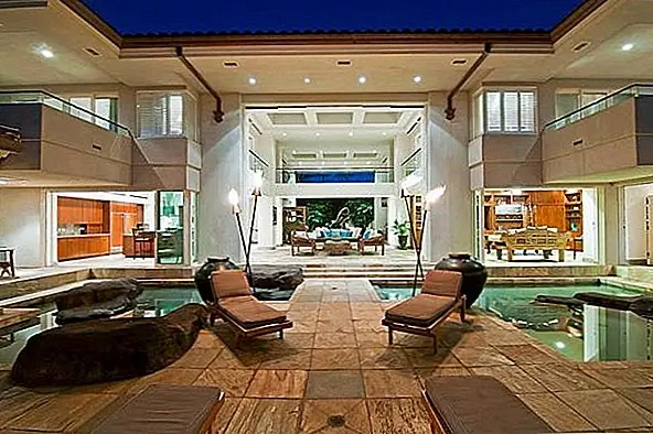 Конструкция выглядит очень экзотической, имеет два уровня и некоторые впечатляющие внутренние конструкции, которые заставляют вас стать частью этого непреодолимого декора. Массивные комнаты из натурального камня, прекрасные изделия из дерева, обычай ручной резной мебели или красочные артефакты - вот лишь некоторые из вещей, которые могут поразить вас и чувствовать себя переполненными такими сокровищами. Прекрасные виды на закат, потрясающий бассейн или факелы, используемые снаружи ночью, очаруют вас!