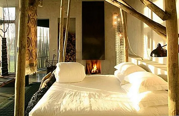 Как вы можете видеть, дизайн интерьера очень интересный. Он отличается уникальным сочетанием стилей. Он современный, но он также деревенский, и он случайный, но также сложный. Трудно создать баланс между такими разными стилями, но в этом случае все находится в полной гармонии. Эклектичный интерьер отеля отличается множеством оригинальных акцентов. Обратите внимание, как скульптурные некоторые из элементов.