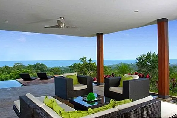 Кажется, что все пространство существует, чтобы завершить существующую естественную красоту. Элементы мебели просты, современны и элегантны, каждая комната - это просторное пространство, которое позволяет вам чувствовать себя желанным и непринужденным, независимо от того, находитесь ли вы в спальне, в гостиной или в ванной комнате.