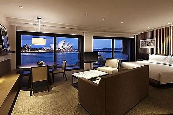 И если этих функций было недостаточно, чтобы убедить вас, есть еще несколько, и они еще более впечатляют. Например, гости могут пользоваться туалетом в размере $ 9 000, который играет музыку, а также встроенным теплым теплым теплом и массажером вместе с дезодорирующим устройством. И если пэд не сделает это за вас, вы также можете арендовать весь пол и два дополнительных апартамента за 50 000 долларов. Для того, чтобы быть в состоянии сделать, вам придется провести как минимум две ночи в отеле. {Найден на DailyTelegraph}.