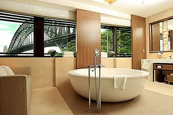 На пэде есть большая гостиная с стеклянными стенами от пола до потолка, из которых открывается панорамный вид на Сиднейский оперный театр. Также в отеле есть сауна / парная и лаундж. Гигантская ванна с яичной раковиной - это определенно то, что нужно смотреть вперед. В ванной комнате есть телевизор.