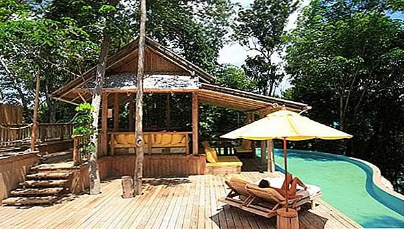 Вы можете подумать, что, поскольку это так далеко от цивилизации, на этом курорте не хватает всех технических элементов, с которыми вы так привыкли. Дело в том, что это современный курорт с DVD-плеерами и всем остальным. Кроме того, он имеет некоторые оригинальные функции, такие как шоколадный подвал или магазин мороженого.