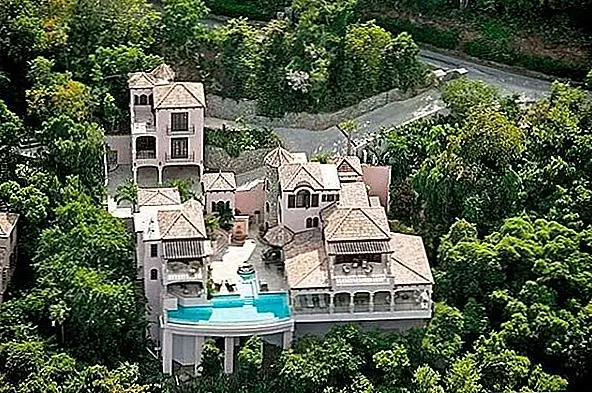 В непосредственной близости от главной ванны есть крытый павильон с гидромассажной ванной, к которому можно добраться из подъездного двора или из большой комнаты. Третий уровень виллы занимает вторая спальня / ванная комната с прекрасным видом. В непосредственной близости от главного павильона есть терраса и бассейн, а также мокрый бар. Вилла также включает в себя прачечную, тренажерный зал, пейзажный бассейн, фонтан, зону для барбекю и парковочные места. Имущество можно арендовать за $ 1,714 - $ 4000.