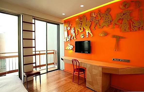 Ресторан отеля очень красиво оформлен. Он имеет своего рода столбы, которые поддерживают потолок и сделаны из деревянных досок различных цветов и текстур. Мебель представляет собой сочетание классического и изысканного. Некоторые части имеют очень оригинальные дизайны, которые поддерживают общий внешний вид отеля. У дизайнеров было много оригинальных и креативных идей, и им удалось красиво включить их в свой проект.