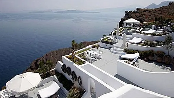 Размер дома отличается. Есть небольшие студии, большие мезонеты, улучшенные апартаменты и медовый месяц. Дома имеют различные тематические проекты, и у них есть наводящие на размышления и персонифицированные имена, такие как Капитанский дом или Дом Карпентера. Гости могут выбрать тот, который им нравится больше всего. В домах есть яркий интерьер с белыми и пастельными декорами, элегантными интерьерами и мозаичными ванными комнатами. Этот необычный курорт - это другой отель, и это прекрасное место для тех, кто особенно обеспокоен неприкосновенностью частной жизни. Взгляды впечатляют, и опыт определенно незабываем.