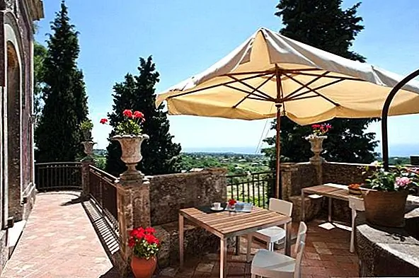 Хозяин виллы готов сделать ваше пребывание незабываемым и максимально приятным. Вы можете насладиться прекрасным итальянским праздником в небольшом ресторане, и все будет готово, прежде чем вы даже приедете туда. Вы также можете совершить частный тур по горе Этна или отправиться на дегустацию вин. Хозяин даже производит большое красное вино из самой фермы. Гости могут выбрать разнообразные вкусные джемы и свежевыжатые соки на завтрак, а также некоторые традиционные итальянские лакомства.