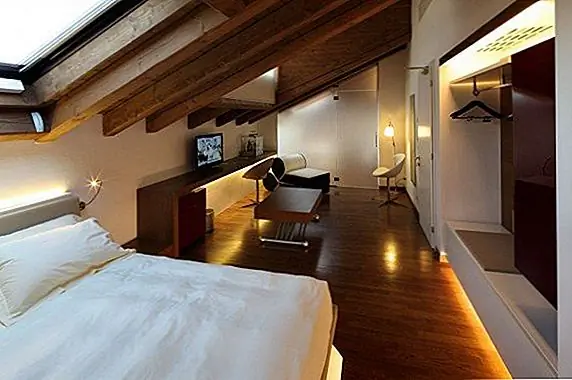 В отеле также есть много интересных элементов. Один из них - общий холодильник, который можно найти в каждой комнате. Он был заменен прозрачным стеклянным корпусом на деревянной поверхности. Таким образом, содержимое холодильника видно через прозрачное стекло и становится частью декора. Конечно, есть много других интересных элементов, таких как некоторые из оригинальных произведений, которые были заповедниками, прекрасные виды, которые предлагает отель, и само здание.