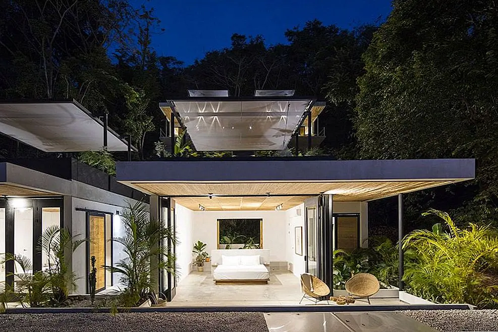 Отель Mint San Teresa был спроектирован и построен Studio Saxe, и проект был недавно завершен в начале 2018 года. Павильоны и коммунальные зоны охватывают в общей сложности 660 квадратных метров земли и приветствуют посетителей посреди природы, где они могут наслаждайтесь отличным местом для серфинга и общайтесь с местными жителями, чтобы узнать больше о своей культуре. Эта гармония доминирует над всей территорией. Гостевые павильоны отличаются современным дизайном и были построены и меблированы с использованием местных материалов. Каждый из них имеет террасу на крыше, а потолки выполнены из канадской бравы, которая является разновидностью травы с замысловатыми узорами из рыбы.