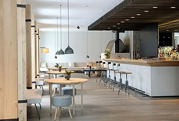 Отель прекрасно сочетает современную архитектуру с классическими штрихами. В отеле есть современная кухня, где шеф-повара пользуются сочетанием классики и местных влияний с экспериментальной кухней. Это, в некотором роде, отражение всего дизайна и истории отеля. На открытом травяном саду предлагаются свежие ингредиенты. Остальная часть отеля также очень очаровательна.