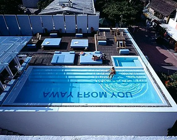 В отеле есть большой бассейн с сообщением, в котором говорится: «От вас». Всякий раз, когда вы не расслабляетесь на открытом воздухе или в бассейне, вы можете провести время в своей комнате. Номера просторные и очень успокаивающие. Интерьер минималистский, стены белые, атмосфера очень спокойная. Гости также могут насладиться качественным временем в центральном патио, к которому можно получить доступ через лестничную клетку. Это действительно райский уголок. Это идеальное место для тех, кто хочет уйти от всего и каждого и наслаждаться несколькими днями спокойствия и покоя. Это также романтическое место.