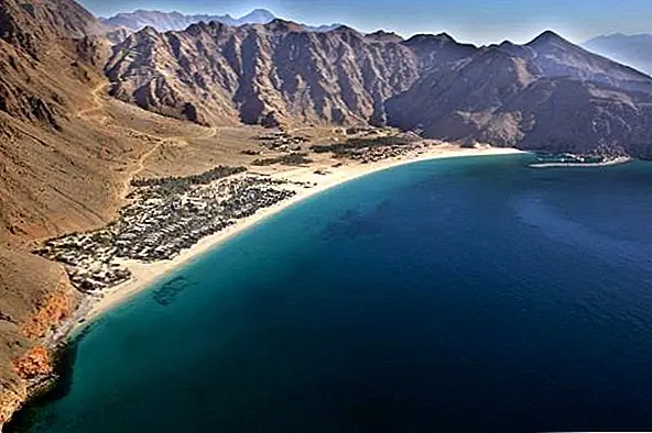 Помимо ресторанов, курорт также предлагает захватывающий вид на окружающий пейзаж. Гости могут насладиться уникальным ландшафтом на отдаленном полуострове Мусандам, доступном из Дубая. Они могут путешествовать туда через катер, 4 × 4 над вершиной горы или по воздуху. После этого они могут найти 82 деревенских каменных виллы с частными бассейнами и персональными услугами дворецкого, а также очень красивый белый пляж с видом на Оманский залив. Это роскошное место, которое обещает только лучшее.