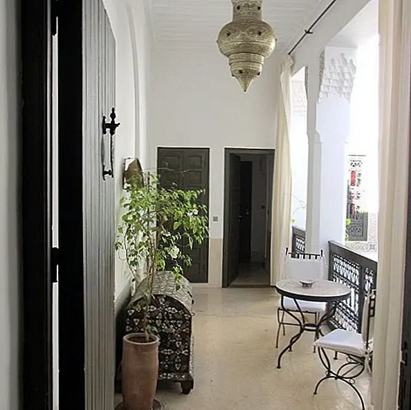 Стены датируются 450 годами, а в отеле все еще есть оригинальные изделия из дерева и резные штукатурки. Комнаты были реорганизованы. Их интерьер был перепроектирован, и теперь они превращаются в воздушные пространства, расположенные вокруг центрального двора. Что касается декора, то это смесь традиционных марокканских и современных европейских элементов и влияний. Отель также предлагает широкий выбор крытых открытых площадок для отдыха, расположенных вокруг центральных дворов. Также в отеле есть красивая открытая столовая и большая терраса на крыше, а также спа-процедурная комната и большой бассейн.