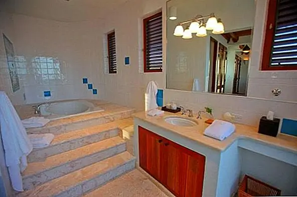 Вилла также включает в себя красивые веранды и перголы, а также большой бассейн. Соединение внутри и снаружи сильно, и переход очень плавный. Дизайн интерьера просторный и элегантный. Вилла была оформлена на заказ мебелью, которая была разработана владельцами. Он также имеет естественные каменные полы из камня, вишневое дерево и каменные стены, а также верхние и нижние светильники и удобства. В двух из спален установлены кровати размера "king-size", одна - с кроватью размера "queen-size", а другая - с 2 односпальными кроватями. Все они имеют ванные комнаты, кондиционер, сейфы, телефоны, телевизоры и все, что требуется гостям. Кроме того, на вилле также есть Wi-Fi и полностью оборудованная кухня.