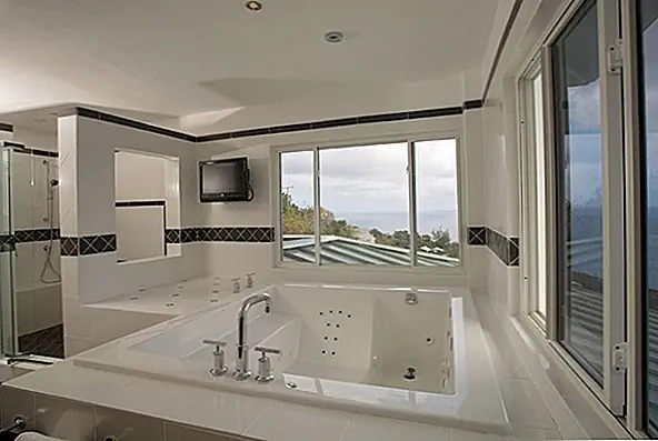 Здесь вы можете заполнить свои свободные моменты различными видами деятельности, такими как игровой пул, покер или настольный теннис в игровой комнате. Вы также можете воспользоваться 9-местным театром с 110-дюймовым экраном или расслабиться в баре. В главной спальне установлена большая двуспальная кровать с видом на остров Пиджен и отдельный балкон. Акаша также является экологически чистым местом с системами которые захватывают дождевую воду и установку солнечных батарей для горячей воды.