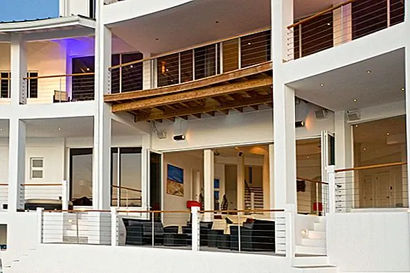 Каждая комната этой виллы представляет вам уголок этого экзотического рая. Окна от пола до потолка и стеклянные двери предпочитают эту возможность любоваться прекрасными пейзажами и увеличивать количество естественного света внутри, что сделает комнату более просторной.