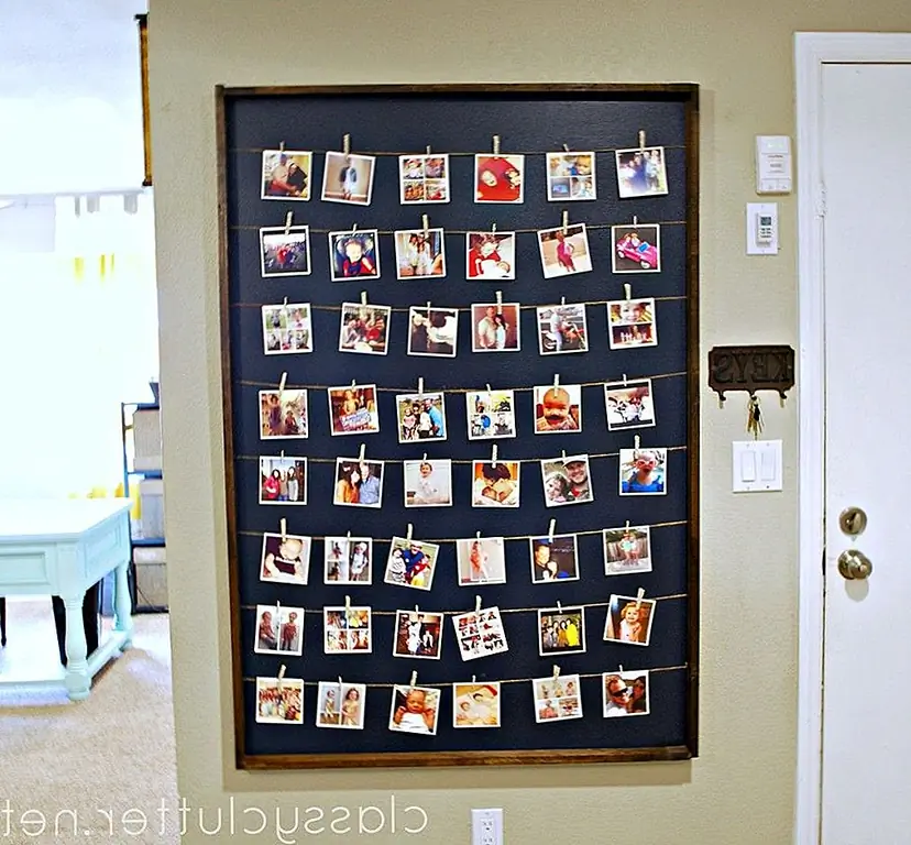 Нужны некоторые новые работы для ваших стен? Как насчет отображения фотографий, которые вы можете сделать, используя джут и кучу фотографий Instagram? Вы можете сделать фрейм или использовать тот, который у вас уже есть. Отрежьте крошечные щели на доске и добавьте джут. В основном вы будете вставлять фотографии в ряд и прикреплять их к джуту с помощью крошечных прищепок. {Найден на classyclutter}.
