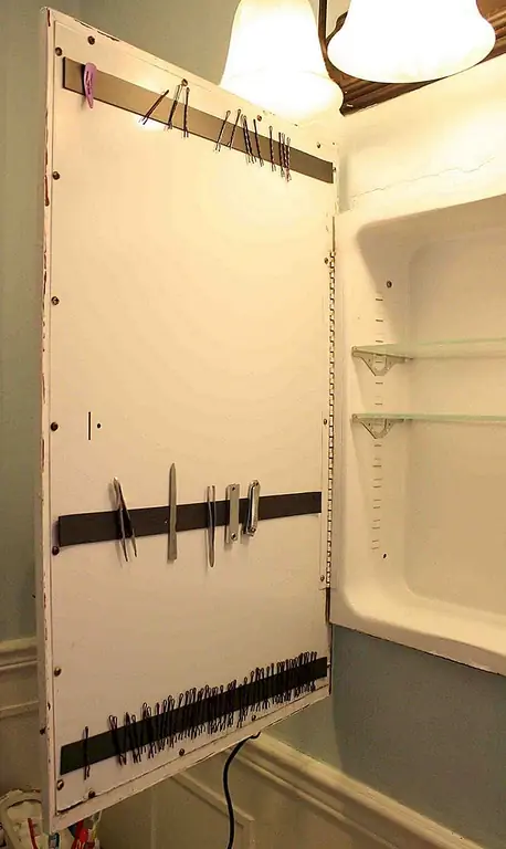 Вы знаете все эти крошечные вещи, такие как шпильки, пинцеты и кусачки для ногтей, которые вы несете в ванной комнате? Держите их всех в одном месте, красиво и организованно. Установите магнитные полосы, похожие на магнитные держатели ножей на кухне, и используйте их, чтобы держать все эти крошечные предметы на стене, где вы можете легко найти их, когда они вам понадобятся. {Найден на sprwmn}.