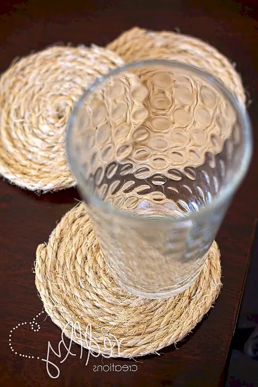 Как оказалось, создание собственных подставок очень просто. Возьмите веревку, рулон и клей. Секрет заключается в использовании достаточно горячего клея, чтобы убедиться, что слои остаются вместе, когда вы идете. Когда вы начинаете первый маленький круг, используйте много клея и держите его на месте, пока он не сохнет. {Найден на redflycreations}.