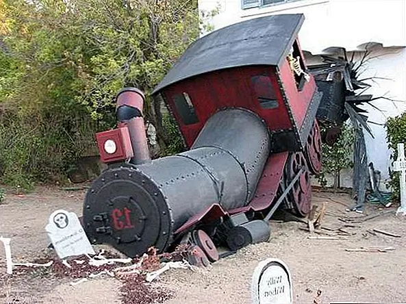 Еще один скелет-водитель был виновником этой трагической аварии. Кто-то решил нанести поезда на кладбище.
