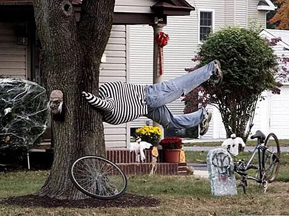 Я видел это с ведьмой и скелетом. Это определенно привлечет всеобщее внимание с улицы!