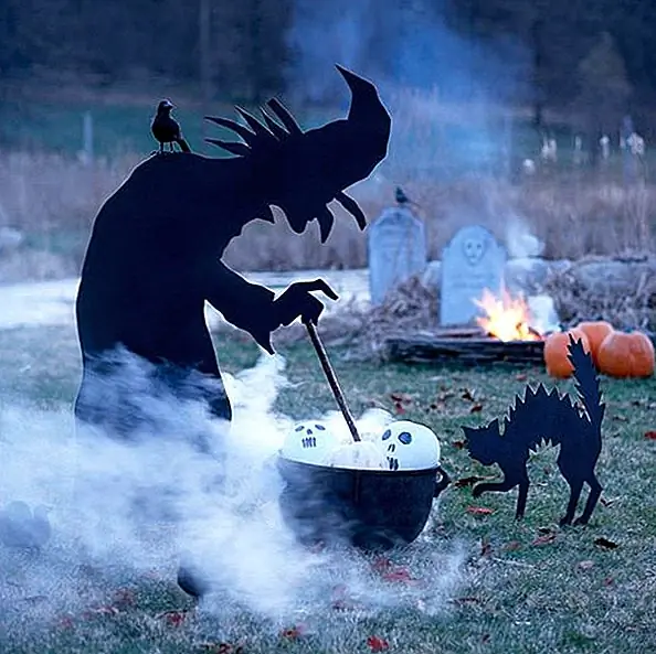 Если вы действительно хотите создать сцену, используйте сухой лед или туманную машину, чтобы придать эту жуткую атмосферу. Они создали дым для котла на этом маленьком дисплее!