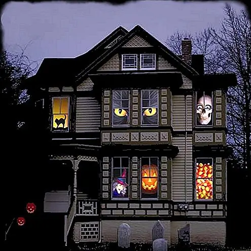Да, в доме полно всего! Каждое окно покрыто страшными силуэтами!