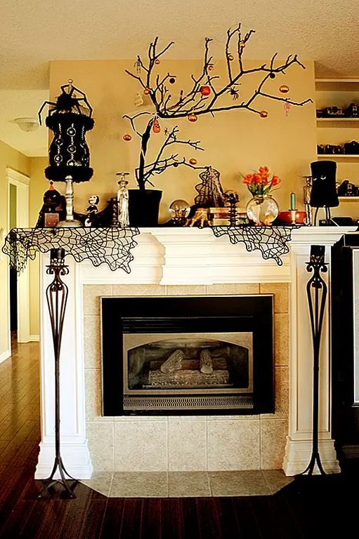 Заполните аптекарские баночки с зефирами и конфетами, создайте яркий баннер, добавьте блестки, паутину … сделайте его взрывом на Хэллоуин на мантии или столовом столе!