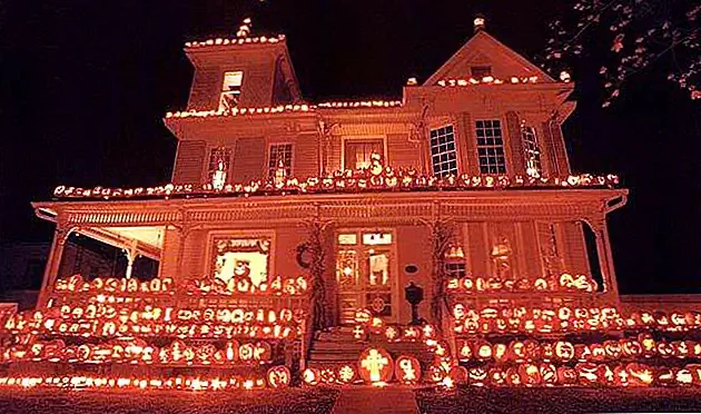 Сколько подсвеченных тыкв, по-твоему, ты можешь заполнить передним двором? Этот дом использовал тонны, чтобы создать очень оранжевое свечение! Будьте осторожны, чтобы не вызвать и не пожароопасностей, если вы попробуете это.