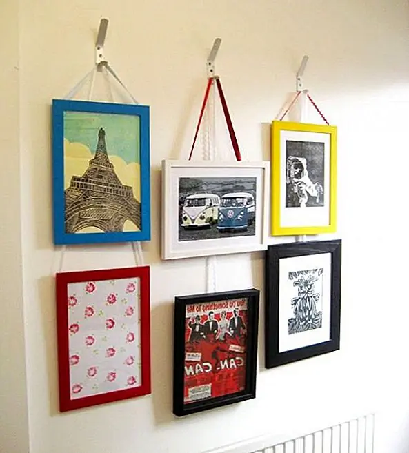 Используйте крючки для пальто, чтобы повесить настенное искусство. Сделайте коллаж и создайте что-нибудь эклектичное!