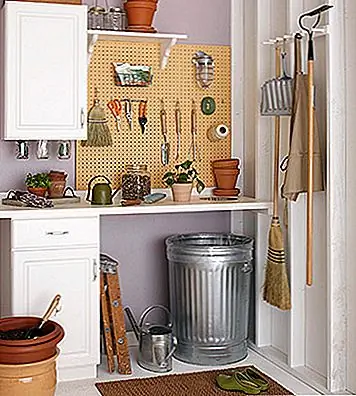 Поднимите свои садовые инструменты с гаражных этажей. Используйте пальто крючки, чтобы держать их организованными.