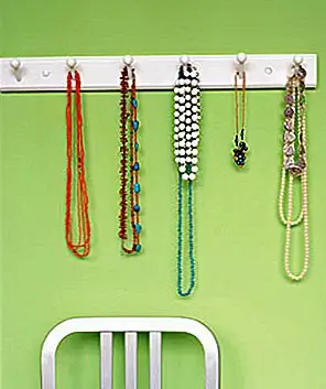 Да, это так просто. Используйте пальто крючки для отображения и организовать ваши любимые ожерелья! Больше не путаницы и беспорядки. Отделите свой жемчуг от золота и больше не тратите время на то, что вам нужно!