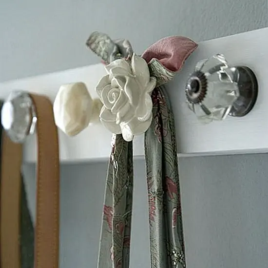 Другой способ найти ваши аксессуары в крайнем случае … повесить их на крючки! Пальто крючки чрезвычайно универсальны для организации и отображения. Возьмите свои любимые и наиболее используемые кошельки и повесьте их для быстрого захвата и ухода.