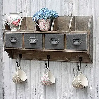 Если у вас есть или нашли правильный декор крючка для пальто …. создать уголок чая или кофе! Повесьте и покажите свои самые симпатичные кружки …. покажите свои чайники …. и спрячьте свои Splenda и сливки в кубиках!