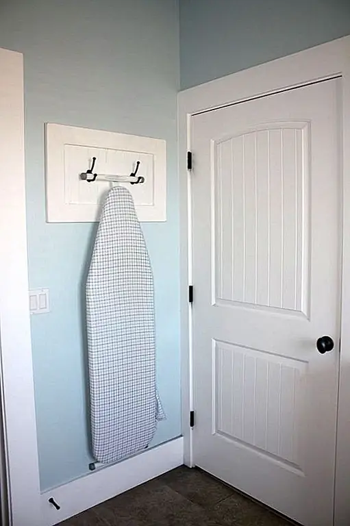 Устраните беспорядок и создайте пространство! Спрячьте гладильную доску на стене и повесьте ее на крючок! Это аккуратно и аккуратно … и все еще симпатично и стильно!