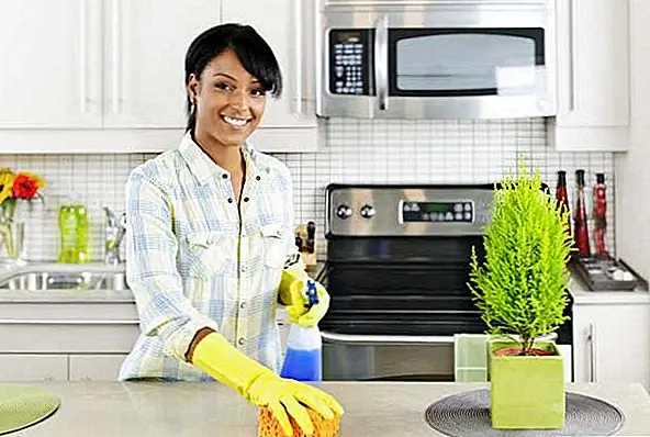 Когда вы планируете уборку дома, вам сначала нужно надеть правильную одежду. Они должны быть удобными, и им нужно что-то, чего вы не боитесь запотевать. Так что возьмите удобную обувь и одежду, которая заставит вас выглядеть как человек, который на самом деле хочет очистить и быстро почистить.