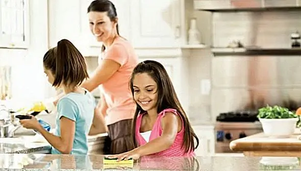 Это не так весело, чтобы почистить дом самостоятельно. Все более захватывающе и весело, когда есть больше людей. Поэтому очищайте семейную деятельность. Разделите обязанности и убедитесь, что все довольны тем, что они должны делать. По очереди управляйте музыкой и получайте награду в конце.