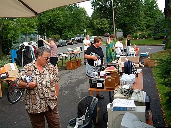 Отличный способ найти мотивацию для уборки - это планировать продажу гаража. Это также возможность фактически избавиться от некоторых вещей, которые загромождают ваш дом. Но убедитесь, что вы не возвращаете остатки в дом. Планируйте пожертвовать их на благотворительность. Кроме того, убедитесь, что вы задействовали всю семью. Пусть все знают, каковы ваши планы, и попросите каждого члена выбрать некоторые вещи, которые им больше не нужны.