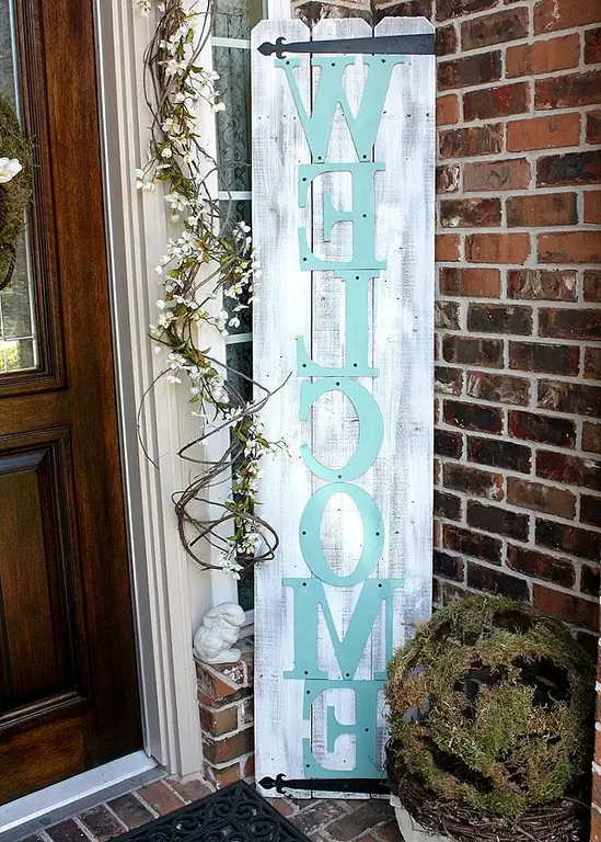 Вы можете купить его или сделать это, но знак - отличное дополнение к любому стилю крыльца. Нарисуйте пастельные цвета, которые дополнят ваш ландшафт или даже говорят о весне сами по себе. (через от моего переднего крыла до вашего)