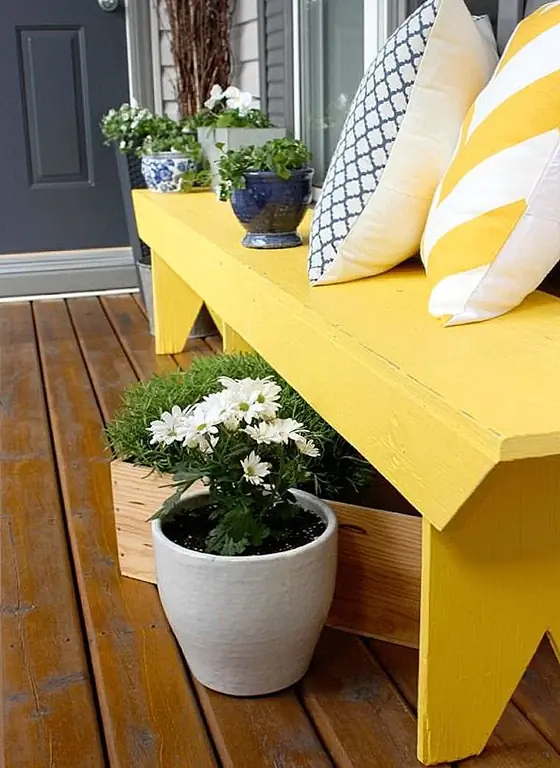 Яркая скамья необходима для каждого крыльца, если у вас есть место. Вы можете сидеть на нем, использовать его, чтобы отображать ваши растения в горшках или даже подавать поднос лимонада своим друзьям в эти ленивые воскресные дни.