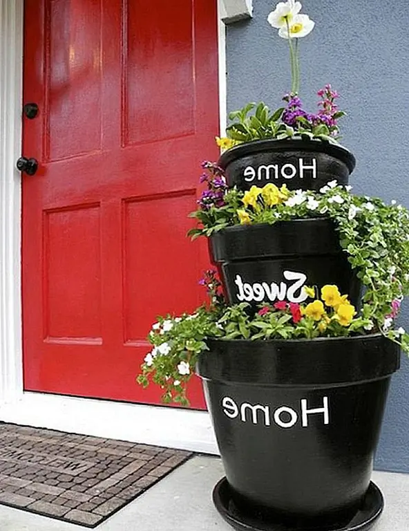Если на крыльце у вас будут цветы в горшках, почему бы им не показать их творчески? Сложенные горшки, подобные этим, просты в сборе, и они открывают так много возможностей для расцветов, которые вы можете использовать, получая маленькие низкие лепестки на высоких местах и в поле зрения.