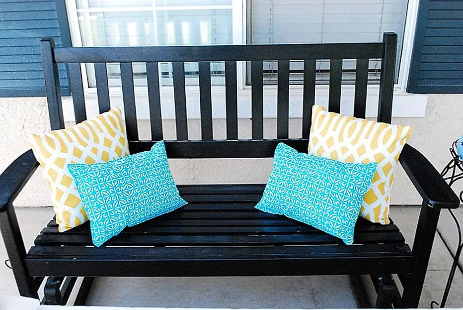Говоря о жилых комнатах, наружные подушки - еще один отличный способ привнести прикосновение внутреннего уюта к вашему крыльцу. Выбирайте яркие отпечатки, чтобы держать на скамейке или качелях, и вы чаще будете читать снаружи. (через А тыкву и принцессу)