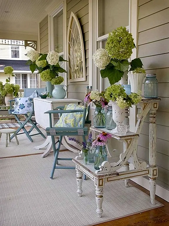 Очень вероятно, что кто-то, кого вы знаете, имеет большую коллекцию балочных банок. Спросите, можете ли вы взять несколько синих и наполнить их свежими цветами, чтобы отобразить на крыльце. Если вы можете найти стул или стол, чтобы получить их на разных высотах, тем лучше! (через Дом Бирюзы)